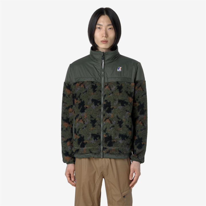 Fleece Unisex LE VRAI 3.0 JILDE PRINTED ORSETTO Jacket GREEN BLACKISH - CAMO GREEN BLACK Dressed Back (jpg Rgb)		