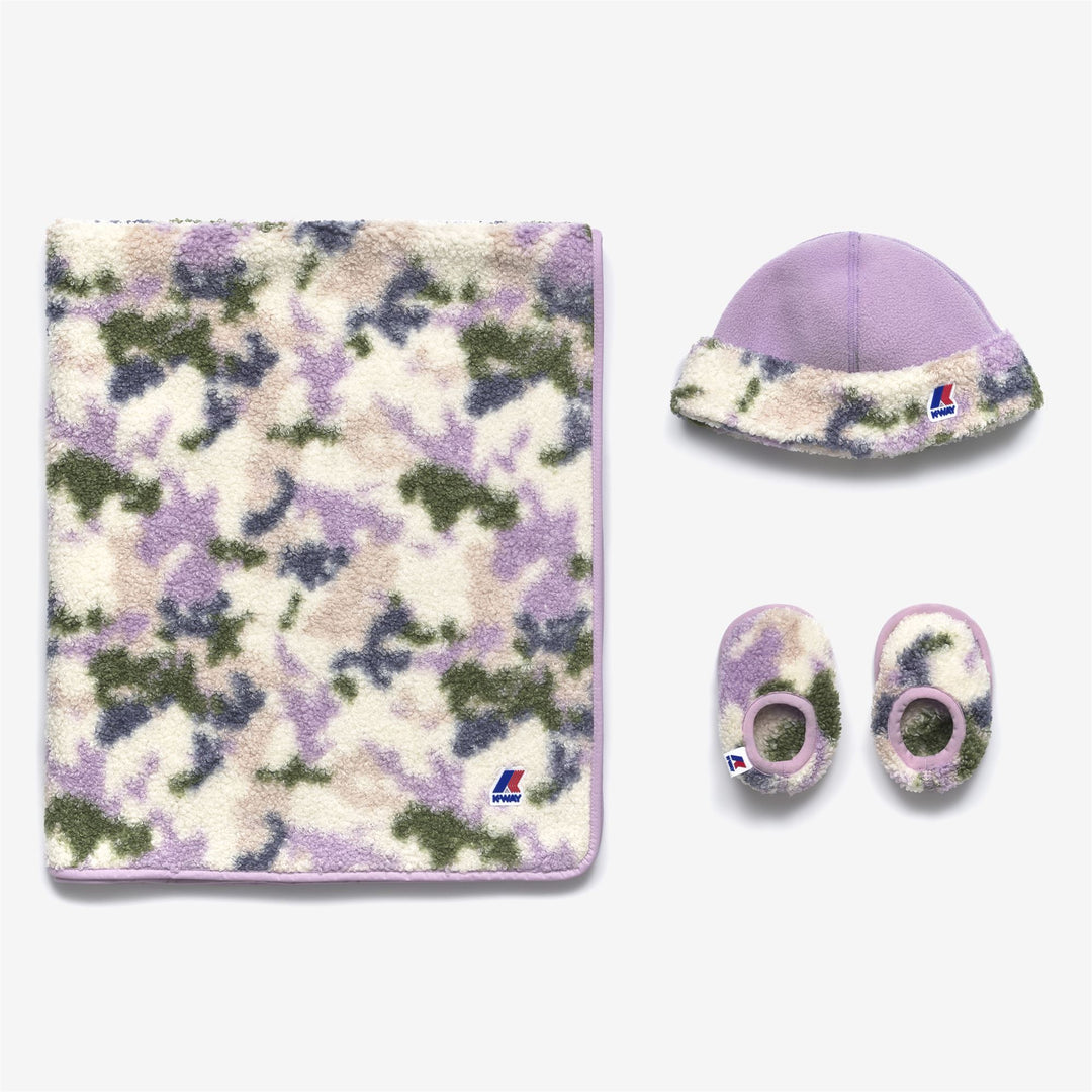 SETS Kid unisex E. GIFT SET POLAR GRAPHIC Blanket / Hat / Shoes VIOLET L - CAMO GIRL PINK Dressed Back (jpg Rgb)		